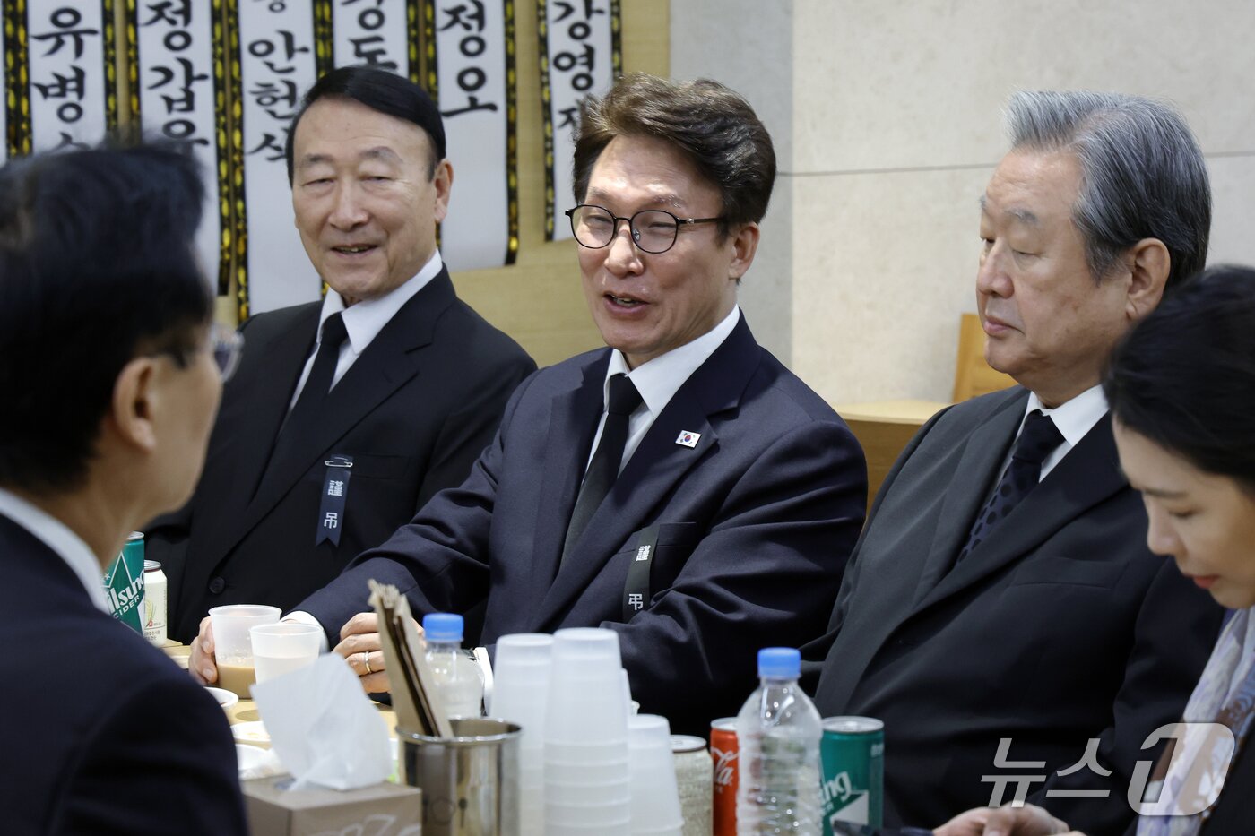 본문 이미지 - 김민석 더불어민주당 대표가 25일 오전 서울시 강남구 양재대로 삼성서울병원 장례식장에 마련된 김영삼 전 대통령 최측근이자 상도동계 핵심 인사인 최형우 전 내무부 장관 빈소로 찾아 조문 후 김무성 전 새누리당 대표 등과 대화를 나누고 있다. 2026.10.25 ⓒ 뉴스1 박정호 기자