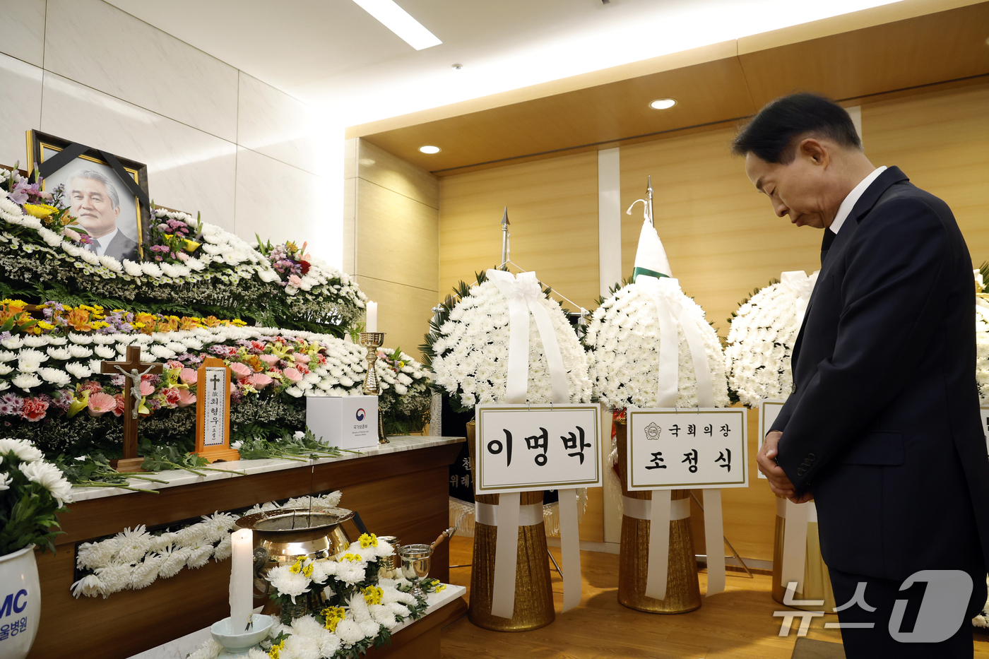 (서울=뉴스1) 박정호 기자 = 김영삼 전 대통령의 아들 김현철 김영삼 대통령기념재단 이사장이 25일 오전 서울시 강남구 양재대로 삼성서울병원 장례식장에 마련된 김영삼 전 대통령 …