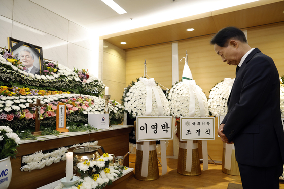 조문하는 김현철 이사장