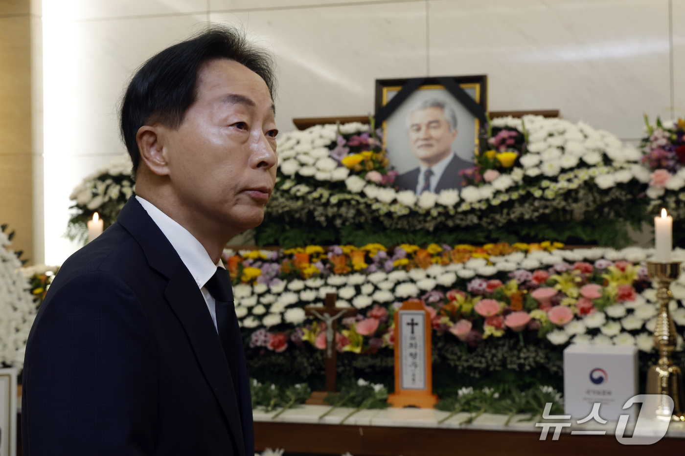 (서울=뉴스1) 박정호 기자 = 김영삼 전 대통령의 아들 김현철 김영삼 대통령기념재단 이사장이 25일 오전 서울시 강남구 양재대로 삼성서울병원 장례식장에 마련된 김영삼 전 대통령 …