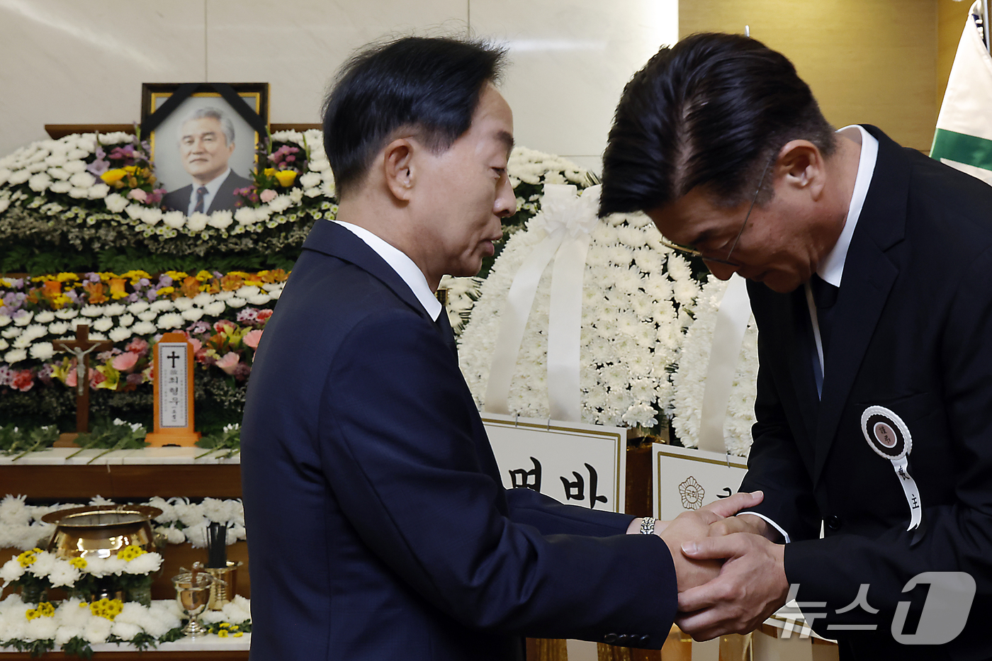 (서울=뉴스1) 박정호 기자 = 김영삼 전 대통령의 아들 김현철 김영삼 대통령기념재단 이사장이 25일 오전 서울시 강남구 양재대로 삼성서울병원 장례식장에 마련된 김영삼 전 대통령 …