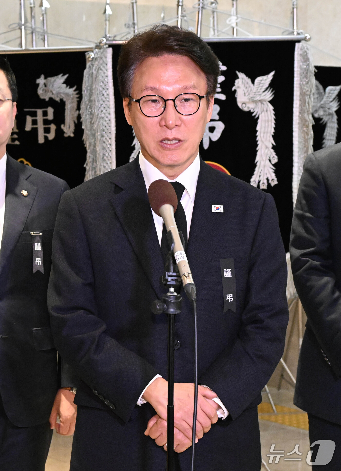 (서울=뉴스1) 박정호 기자 = 김민석 더불어민주당 대표가 25일 오전 서울시 강남구 양재대로 삼성서울병원 장례식장에 마련된 김영삼 전 대통령 최측근이자 상도동계 핵심 인사인 최형 …