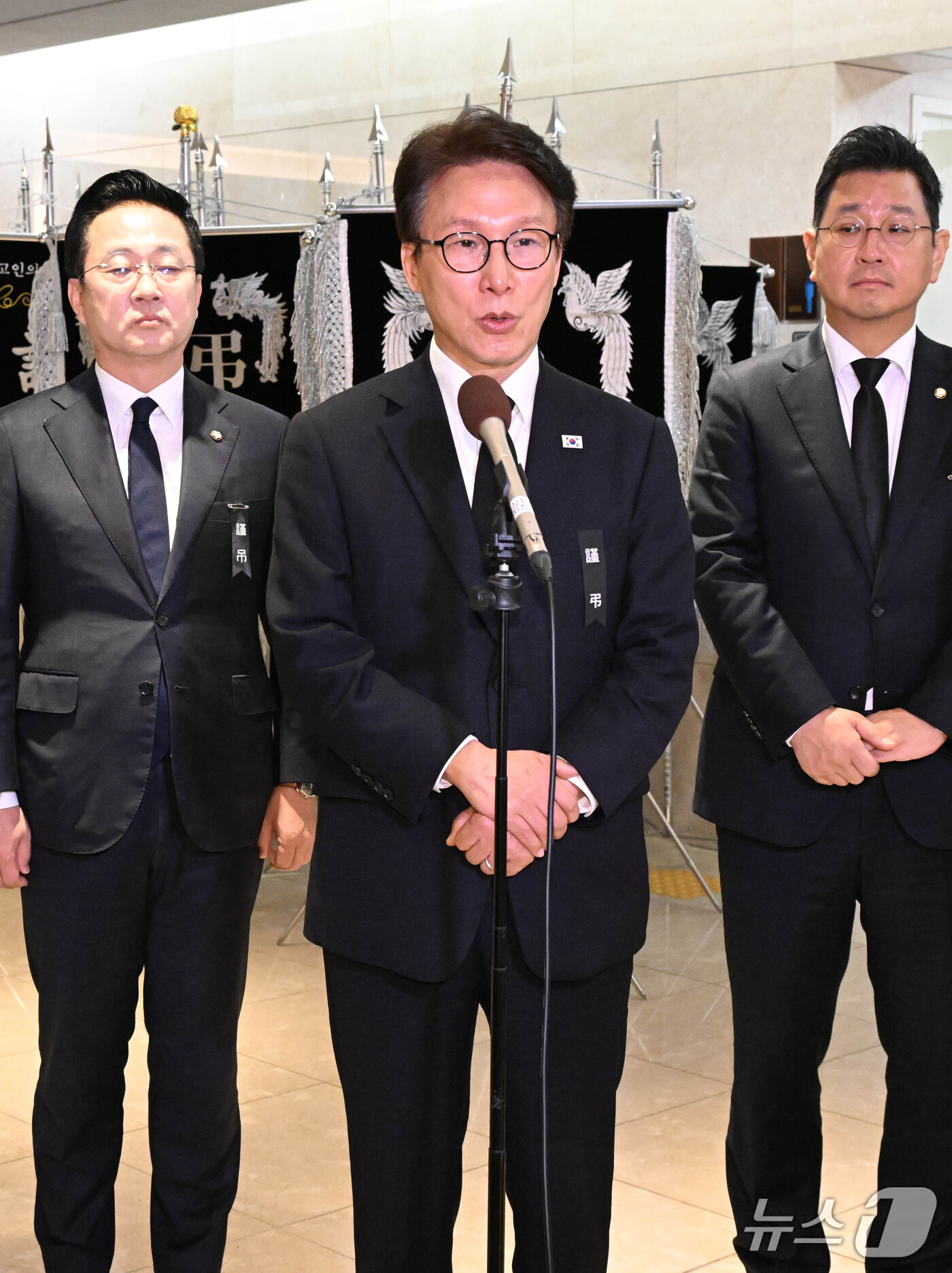 (서울=뉴스1) 박정호 기자 = 김민석 더불어민주당 대표가 25일 오전 서울시 강남구 양재대로 삼성서울병원 장례식장에 마련된 김영삼 전 대통령 최측근이자 상도동계 핵심 인사인 최형 …