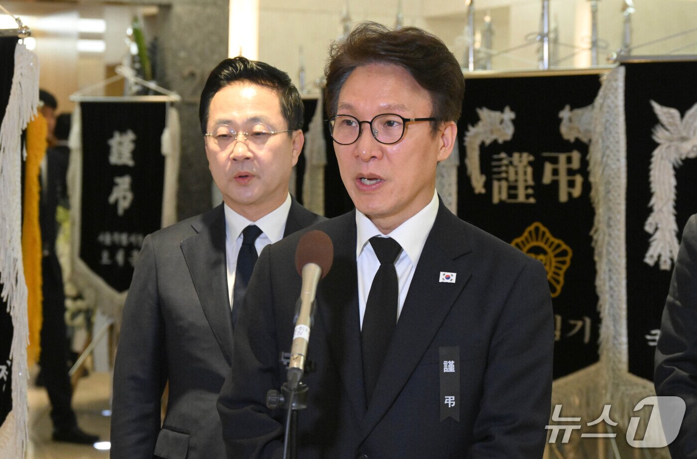 본문 이미지 - 김민석 더불어민주당 대표가 25일 오전 서울시 강남구 양재대로 삼성서울병원 장례식장에 마련된 김영삼 전 대통령 최측근이자 상도동계 핵심 인사인 최형우 전 내무부 장관 빈소를 찾아 조문을 마친 뒤 취재진 질문에 답하고 있다. (공동취재) 2026.10.25 ⓒ 뉴스1 박정호 기자