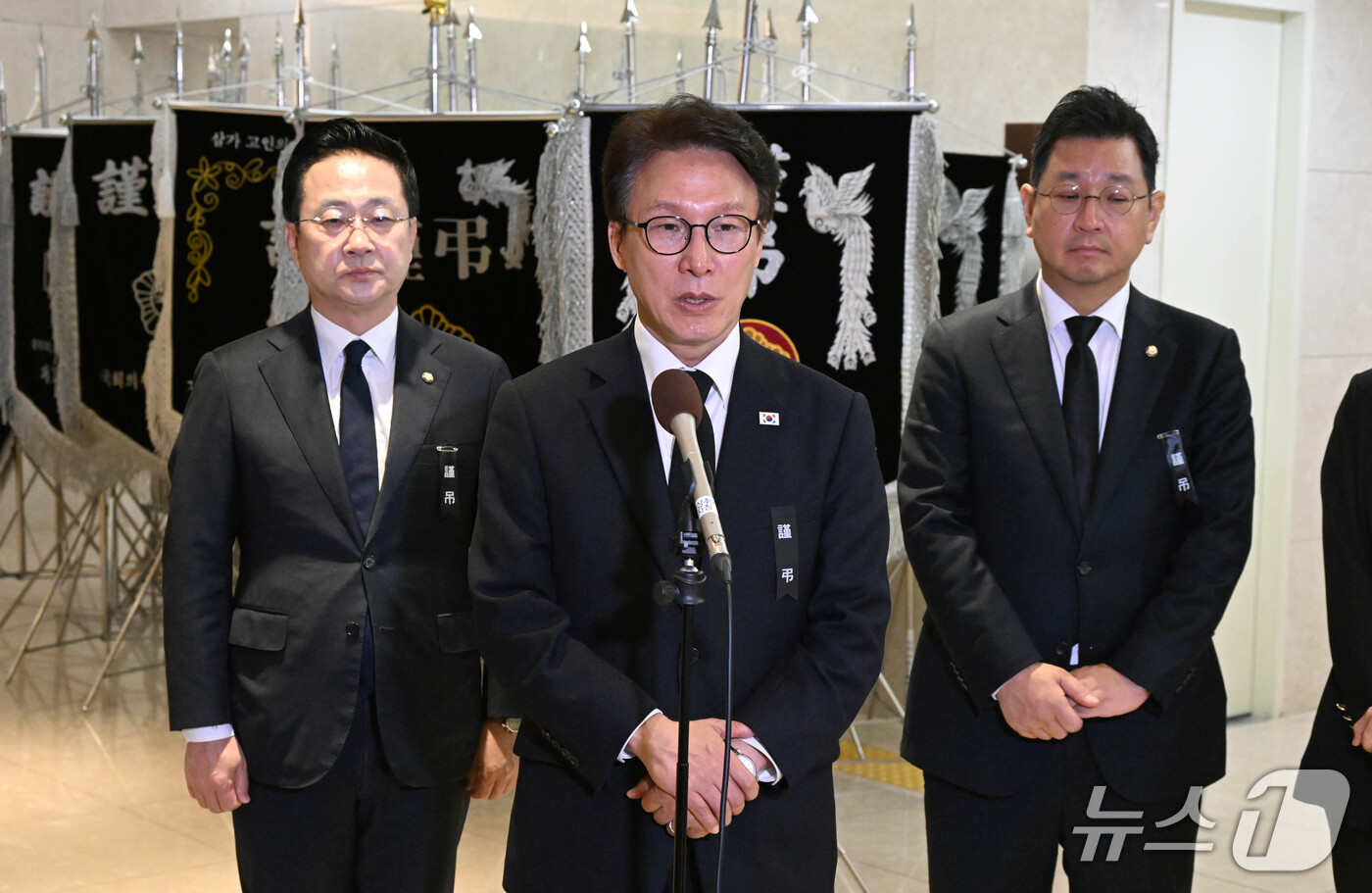 (서울=뉴스1) 박정호 기자 = 김민석 더불어민주당 대표가 25일 오전 서울시 강남구 양재대로 삼성서울병원 장례식장에 마련된 김영삼 전 대통령 최측근이자 상도동계 핵심 인사인 최형 …