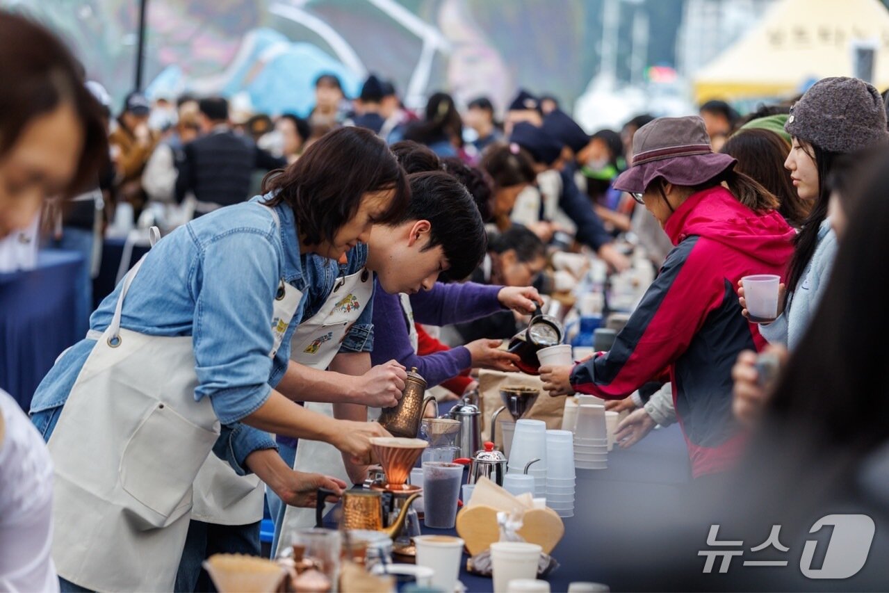 본문 이미지 - 강릉커피축제 현장.(강릉시 제공. 재판매 및 DB 금지) 2026.10.25/뉴스1