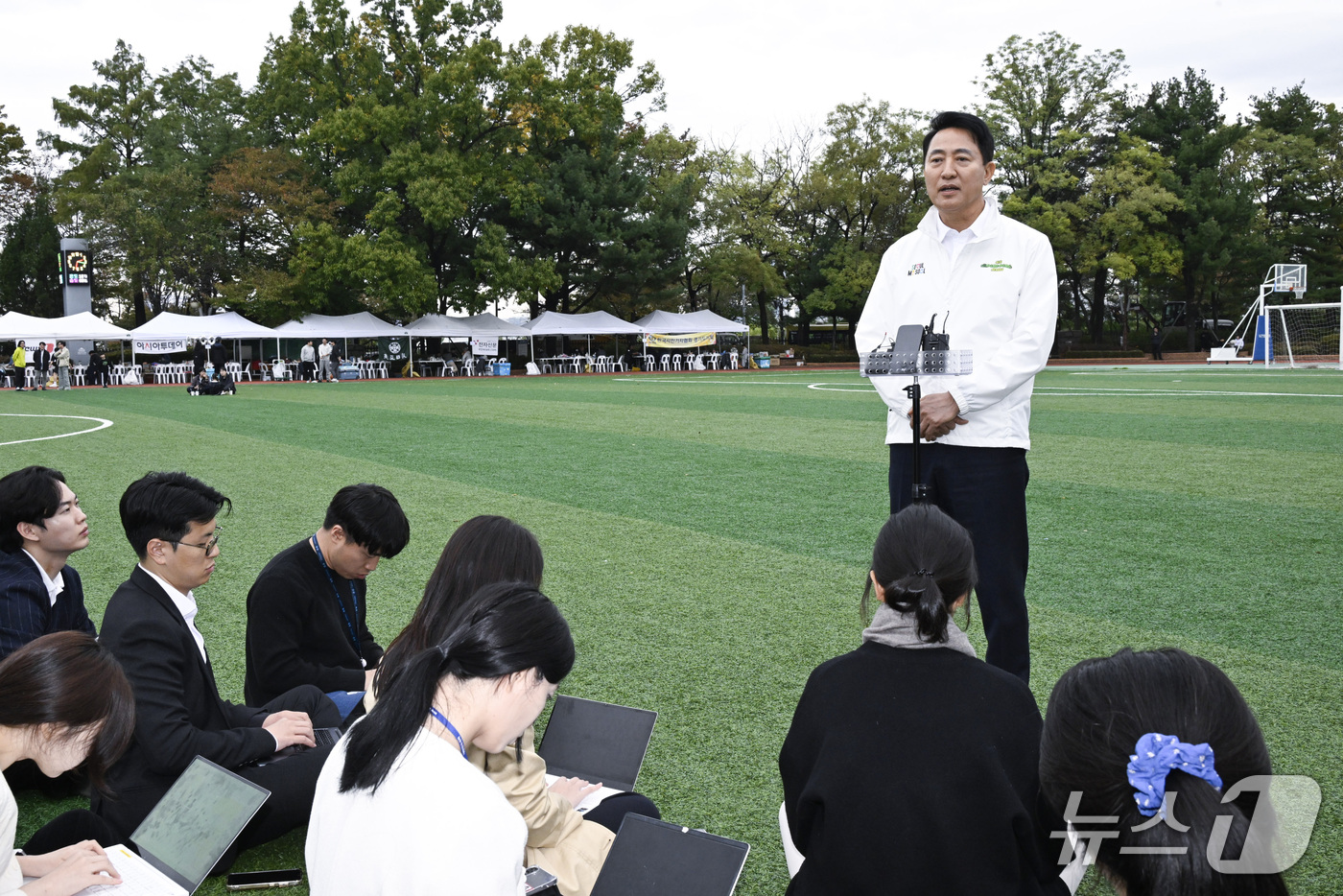 (서울=뉴스1) 사진공동취재단 = 오세훈 서울시장이 지난 24일 오전 서울 여의도 국회운동장에서 한국사진기자협회 주최로 열린 '2026 사진기자가족 체육대회'를 방문해 취재진의 질 …
