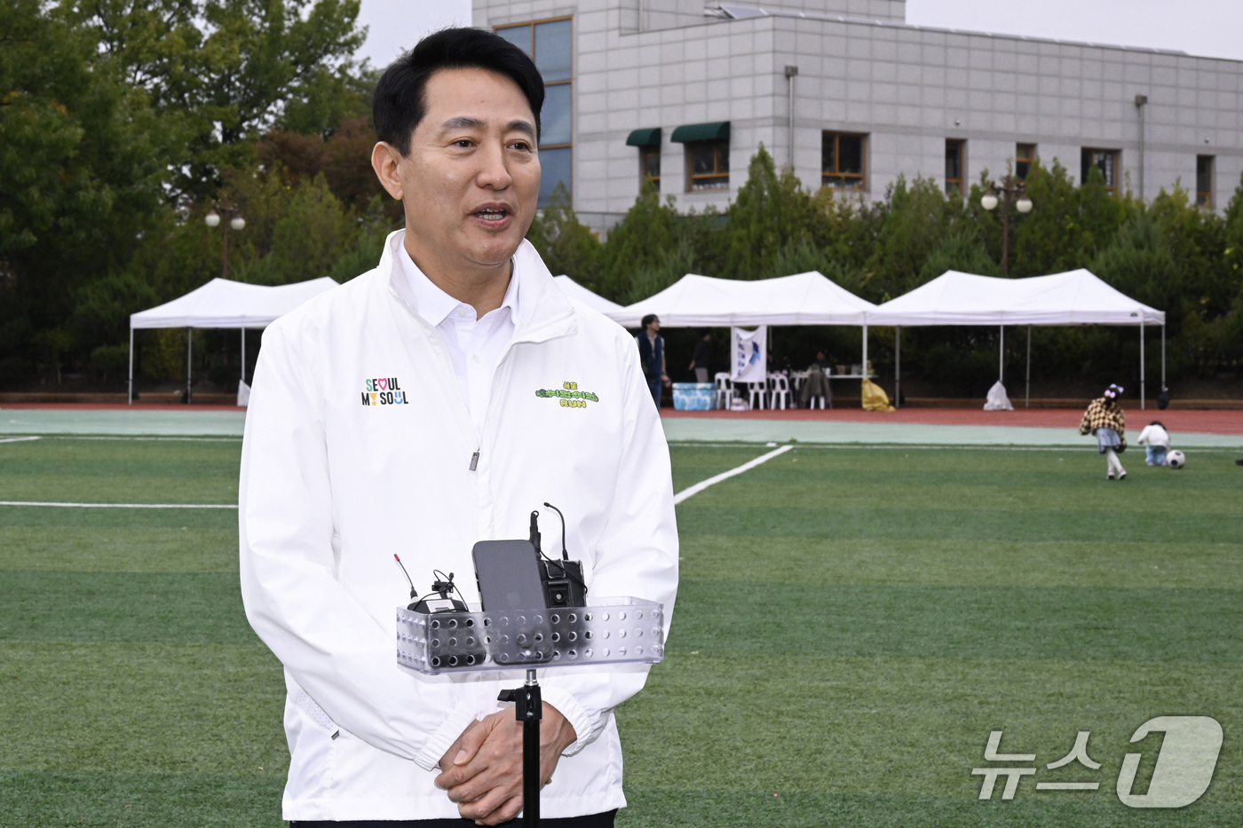 (서울=뉴스1) 사진공동취재단 = 오세훈 서울시장이 지난 24일 오전 서울 여의도 국회운동장에서 한국사진기자협회 주최로 열린 '2026 사진기자가족 체육대회'를 방문해 취재진의 질 …