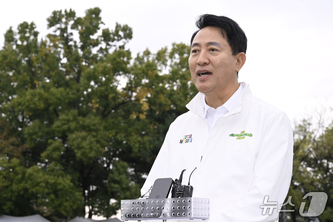 (서울=뉴스1) 사진공동취재단 = 오세훈 서울시장이 지난 24일 오전 서울 여의도 국회운동장에서 한국사진기자협회 주최로 열린 '2026 사진기자가족 체육대회'를 방문해 취재진의 질 …