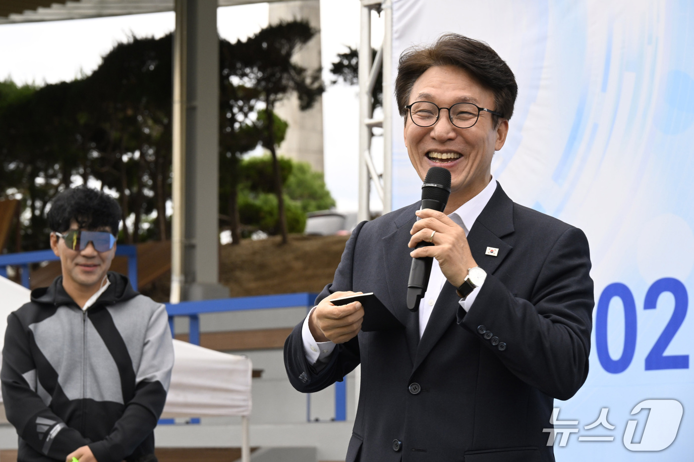 (서울=뉴스1) 사진공동취재단 = 김민석 더불어민주당 대표가 지난 24일 오전 서울 여의도 국회운동장에서 한국사진기자협회 주최로 열린 '2026 사진기자가족 체육대회'를 방문해 인 …