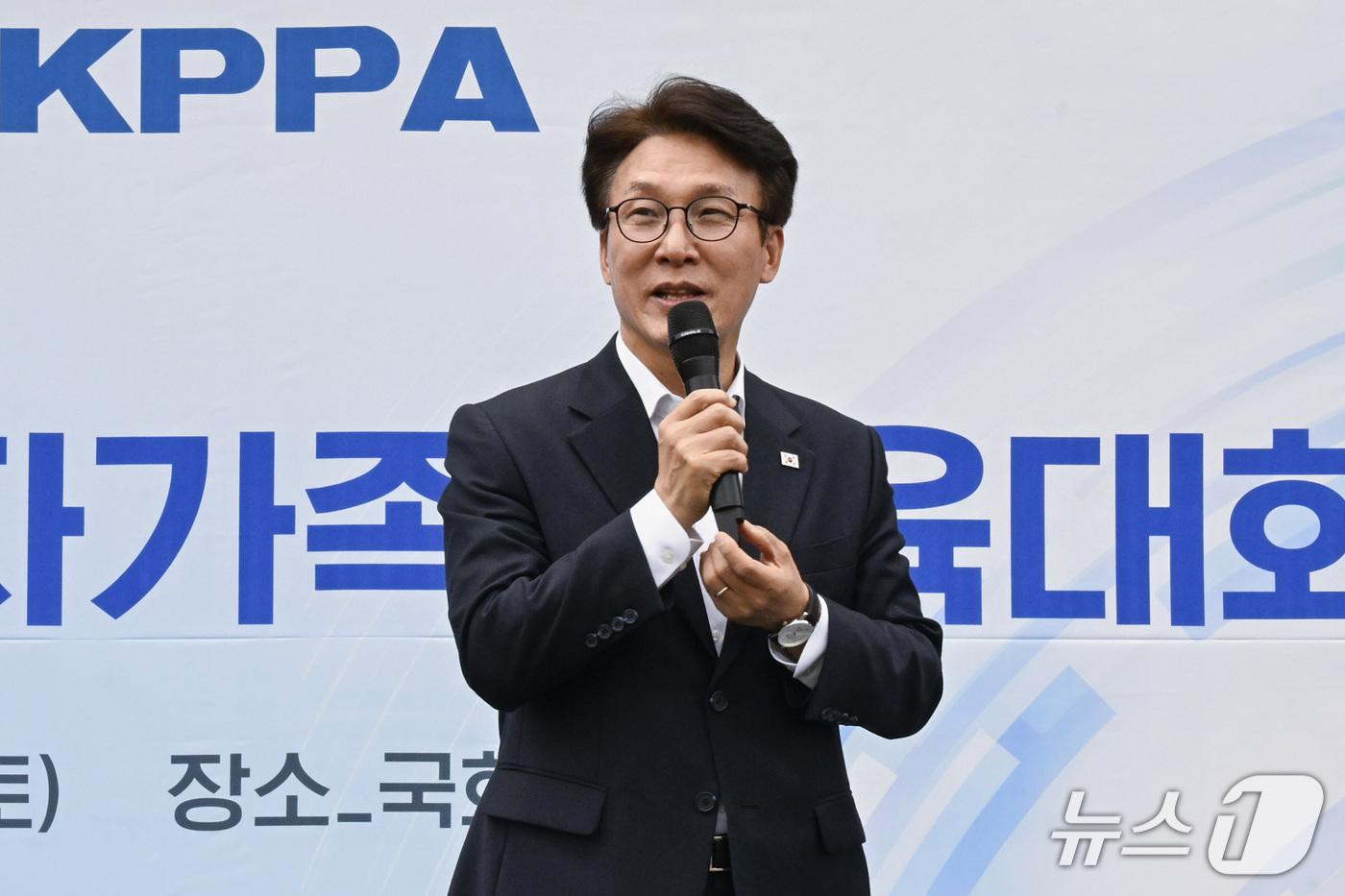 (서울=뉴스1) 사진공동취재단 = 김민석 더불어민주당 대표가 지난 24일 오전 서울 여의도 국회운동장에서 한국사진기자협회 주최로 열린 '2026 사진기자가족 체육대회'를 방문해 인 …