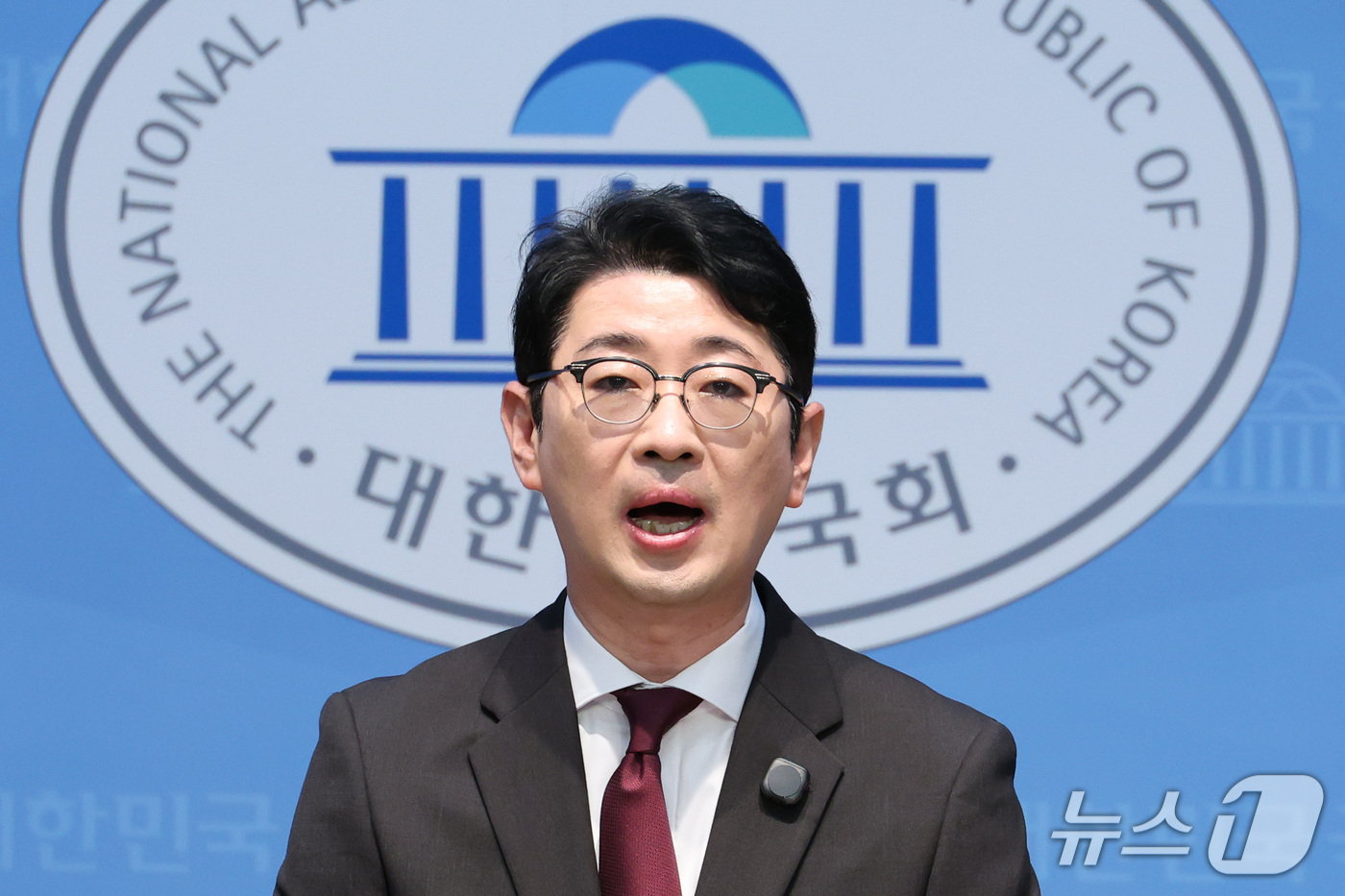 (서울=뉴스1) 신웅수 기자 = 주진우 국민의힘 의원이 25일 서울 여의도 국회 소통관에서 선관위 추가 부정행위 적발 기자회견을 하고 있다.주 의원은 지난 22대 국회의원 선거에서 …