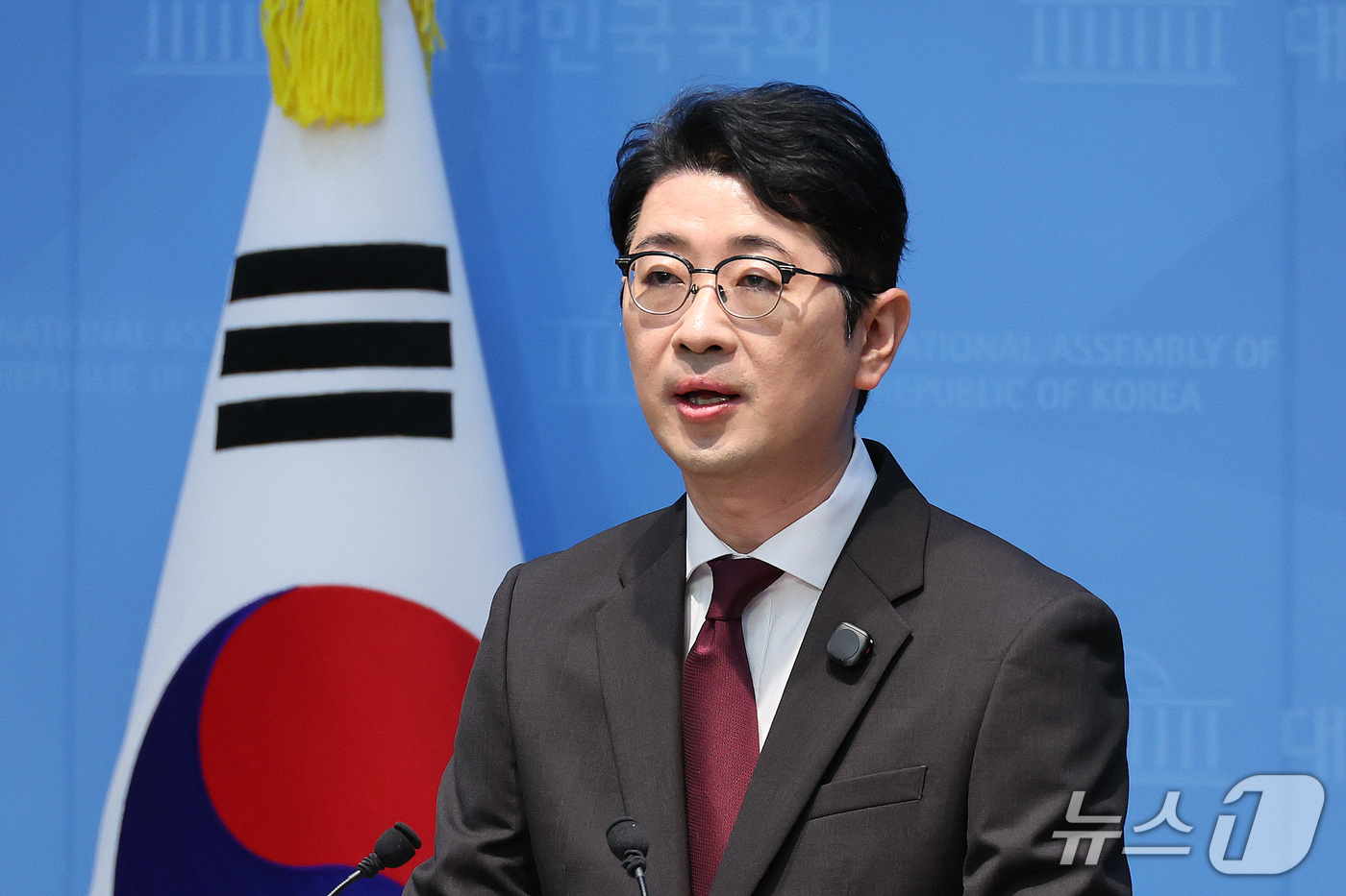 (서울=뉴스1) 신웅수 기자 = 주진우 국민의힘 의원이 25일 서울 여의도 국회 소통관에서 선관위 추가 부정행위 적발 기자회견을 하고 있다.주 의원은 지난 22대 국회의원 선거에서 …