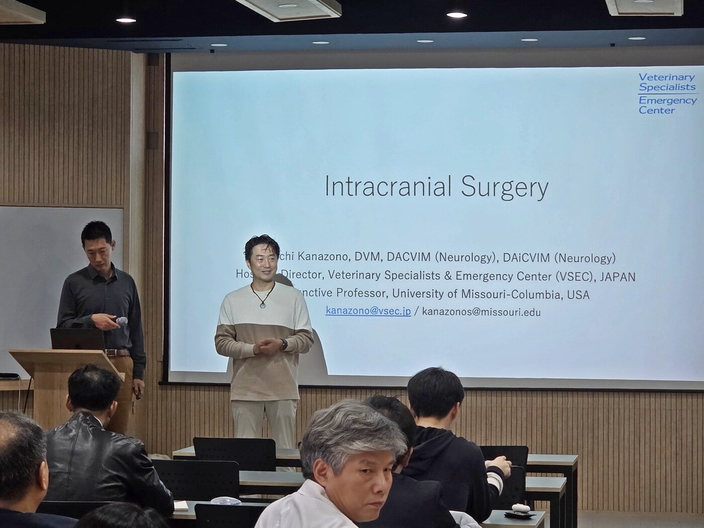 본문 이미지 - 유도현 로얄동물메디컬센터 원장(오른쪽)이 가나조노 신이치 원장을 소개하고 있다. ⓒ 뉴스1