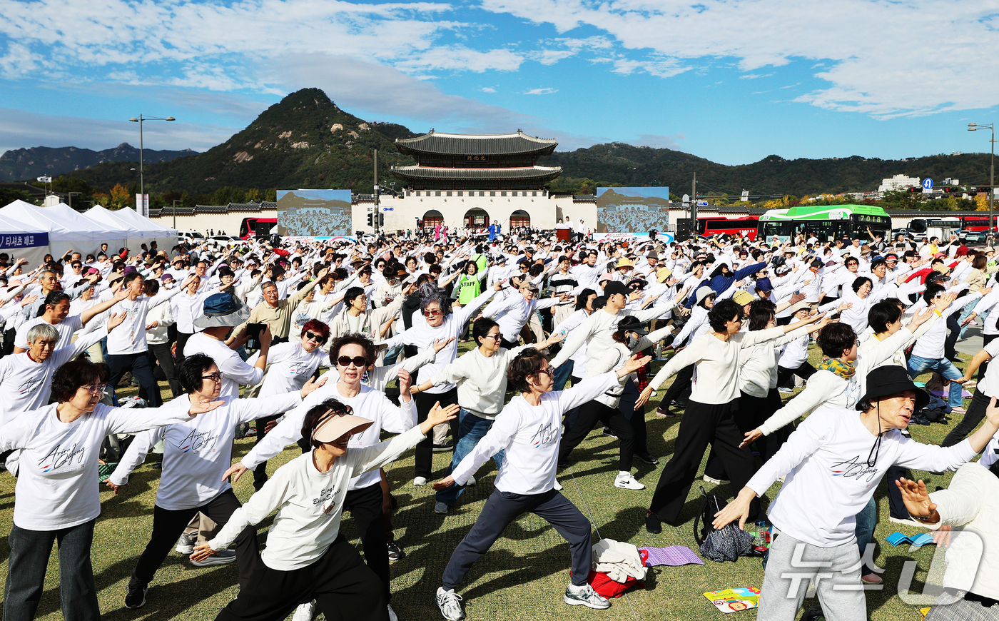 (서울=뉴스1) 오대일 기자 = 25일 서울 광화문광장 육조마당에서 열린 '2026 서울시민과 함께하는 아리랑 기공 축제'에서 참가자들이 아리랑 선율에 맞춘 '아리랑 기공' 플래시 …