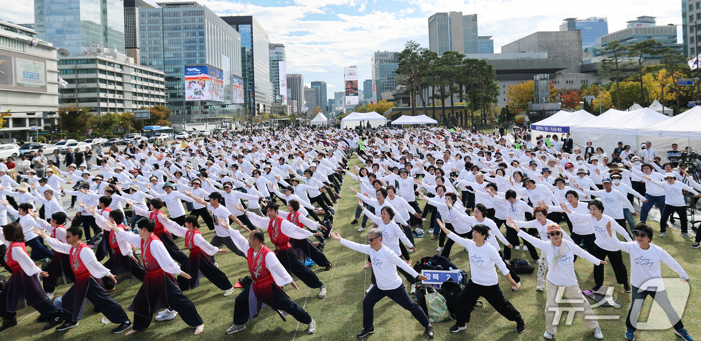 (서울=뉴스1) 오대일 기자 = 25일 서울 광화문광장 육조마당에서 열린 '2026 서울시민과 함께하는 아리랑 기공 축제'에서 참가자들이 아리랑 선율에 맞춘 '아리랑 기공' 플래시 …