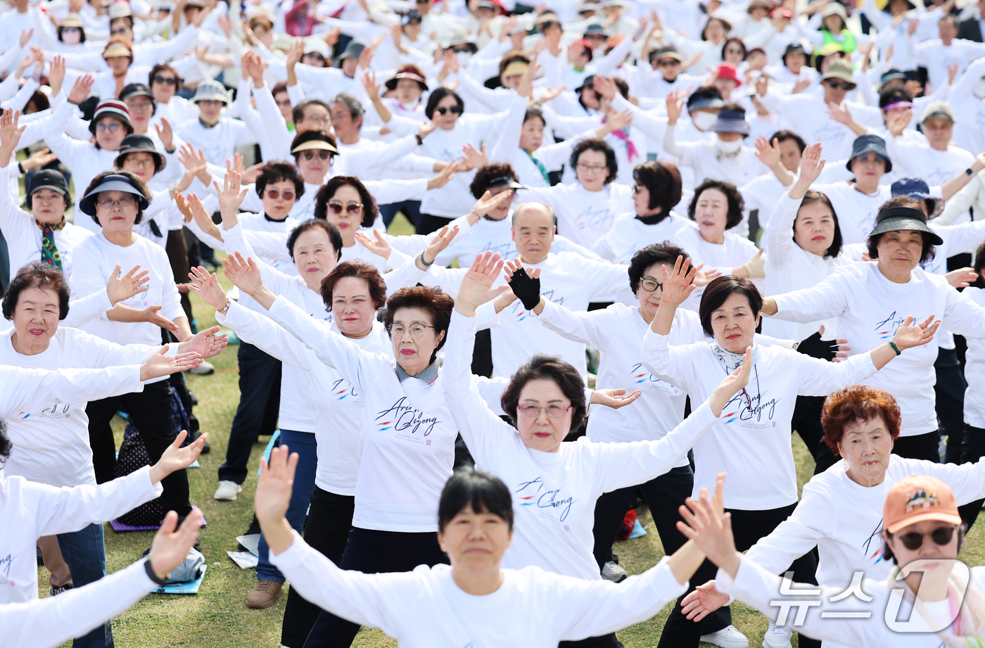 (서울=뉴스1) 오대일 기자 = 25일 서울 광화문광장 육조마당에서 열린 '2026 서울시민과 함께하는 아리랑 기공 축제'에서 참가자들이 아리랑 선율에 맞춘 '아리랑 기공' 플래시 …