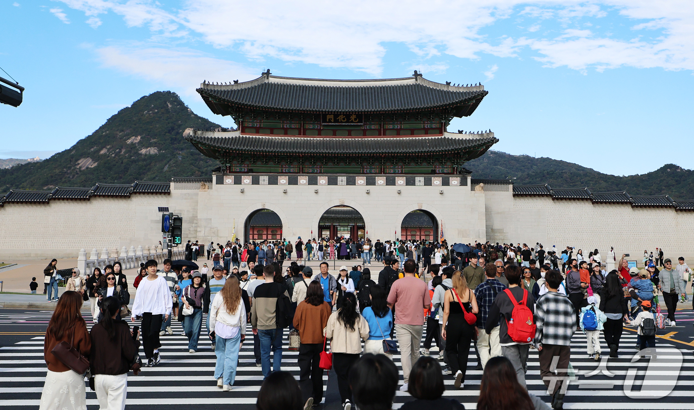(서울=뉴스1) 오대일 기자 = 쾌청한 가을 날씨를 보인 25일 서울 광화문광장이 나들이 인파로 붐비고 있다.  2026.10.25/뉴스1
