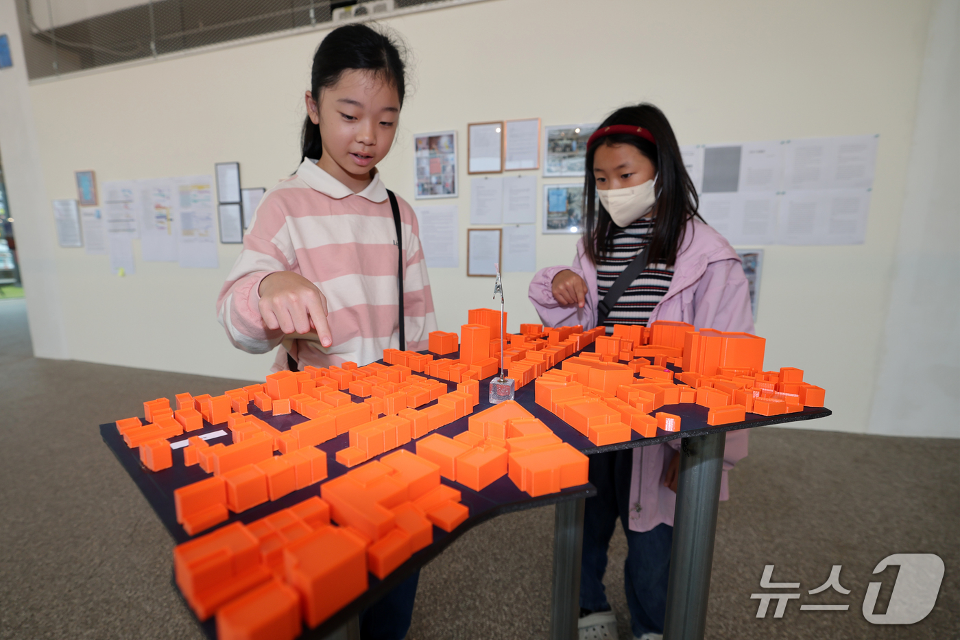 (포항=뉴스1) 최창호 기자 = 25일 경북 포항시 북구 동빈문화창고 1969에서 어린이들이 2026년 포항스틸아트 페스티벌 작품들을 감상하고 있다.  2026.10.25/뉴스1