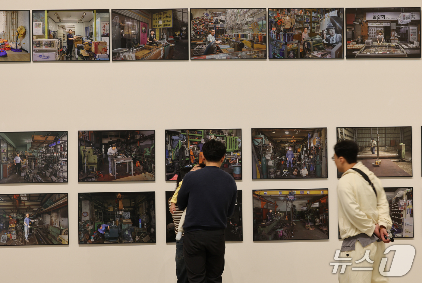 (포항=뉴스1) 최창호 기자 = 25일 경북 포항시 북구 동빈문화창고 1969에서 시민들이 2026년 포항스틸아트 페스티벌 사진 작품들을 구경하고 있다. 2026.10.25/뉴스1 …