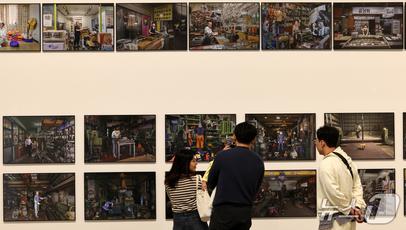 (포항=뉴스1) 최창호 기자 = 25일 경북 포항시 북구 동빈문화창고 1969에서 시민들이 2026년 포항스틸아트 페스티벌 사진 작품들을 구경하고 있다. 2026.10.25/뉴스1 …