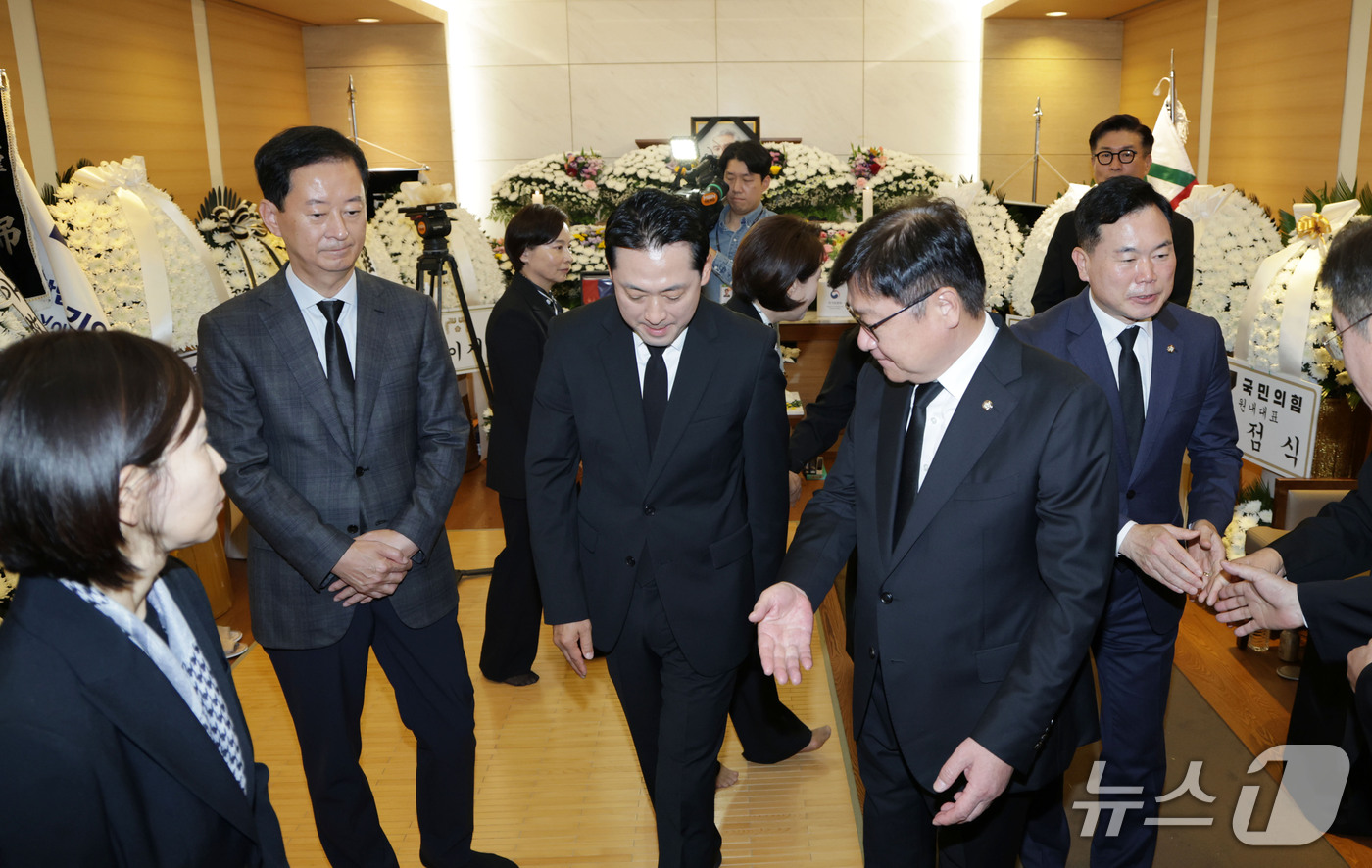 (서울=뉴스1) 박정호 기자 = 국민의힘 장동혁 대표와 정점식 원내대표가 25일 서울 강남구 삼성서울병원 장례식장에 마련된 최형우 전 내무부 장관의 빈소에 조문을 마친 뒤 돌아나오 …