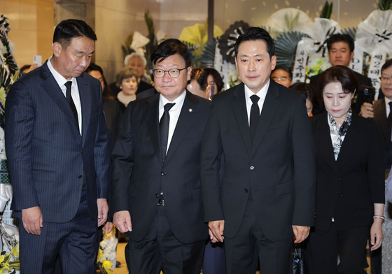 장동혁, 故최형우 빈소 조문…"국민 웃게 하는 좋은 정치 위해 노력"