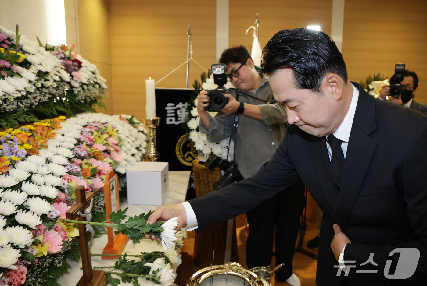(서울=뉴스1) 박정호 기자 = 장동혁 국민의힘 대표가 25일 서울 강남구 삼성서울병원 장례식장에 마련된 최형우 전 내무부 장관의 빈소를 조문을 하고 있다. (공동취재) 2026. …