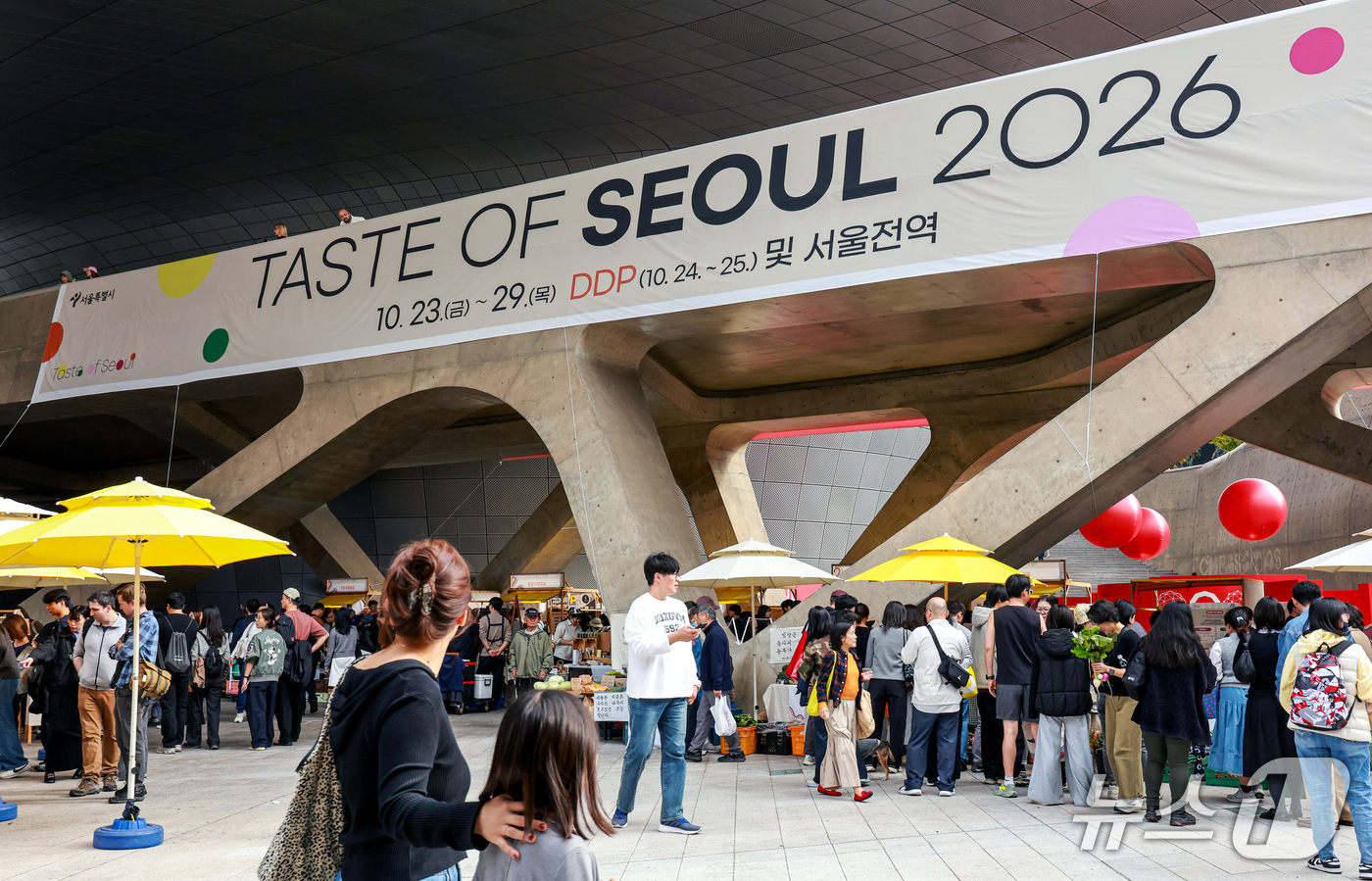 (서울=뉴스1) 이호윤 기자 = 25일 서울 중구 동대문디자인플라자(DDP)에서 열린 '2026 서울미식주간'을 찾은 시민들이 부스를 둘러보고 있다. 2026.10.25/뉴스1