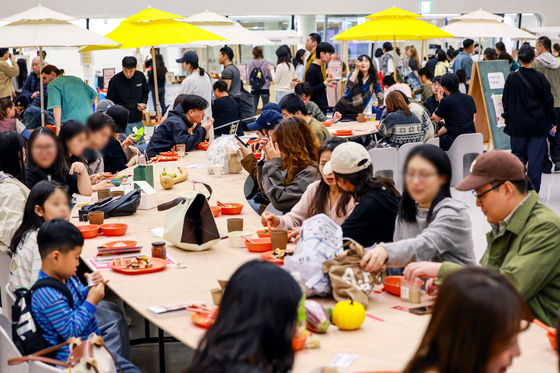 맛있는 음식 즐기는 시민들
