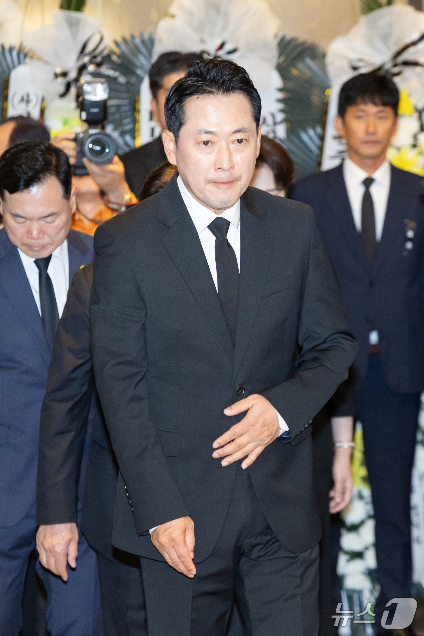 (서울=뉴스1) 박정호 기자 = 장동혁 국민의힘 대표가 25일 서울 강남구 삼성서울병원 장례식장에 마련된 최형우 전 내무부 장관의 빈소에 조문을 하고 있다. (공동취재) 2026. …