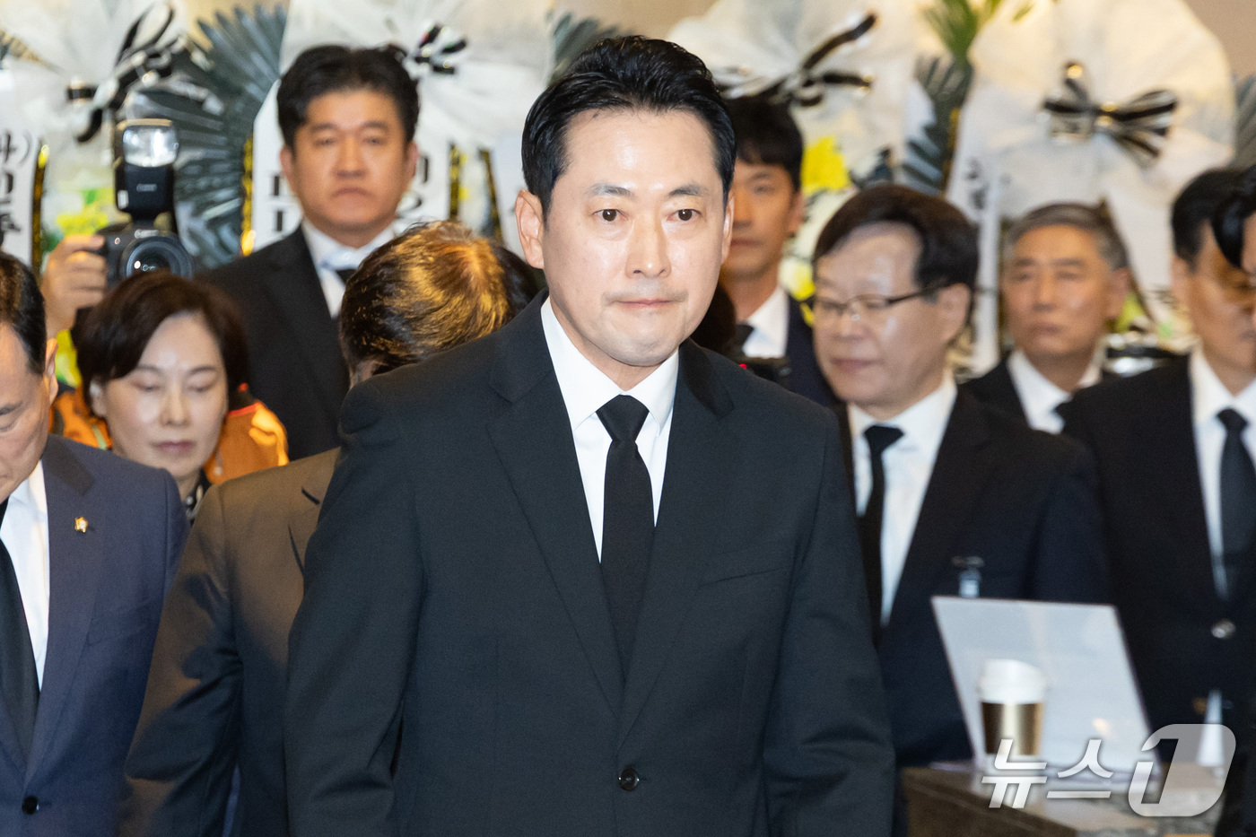 (서울=뉴스1) 박정호 기자 = 장동혁 국민의힘 대표가 25일 서울 강남구 삼성서울병원 장례식장에 마련된 최형우 전 내무부 장관의 빈소에 조문을 하고 있다. (공동취재) 2026. …