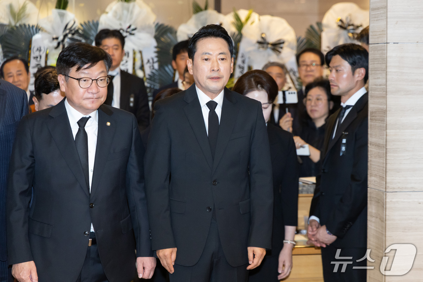 (서울=뉴스1) 박정호 기자 = 장동혁 국민의힘 대표와 정점식 원내대표가 25일 서울 강남구 삼성서울병원 장례식장에 마련된 최형우 전 내무부 장관의 빈소에 조문을 하고 있다. (공 …