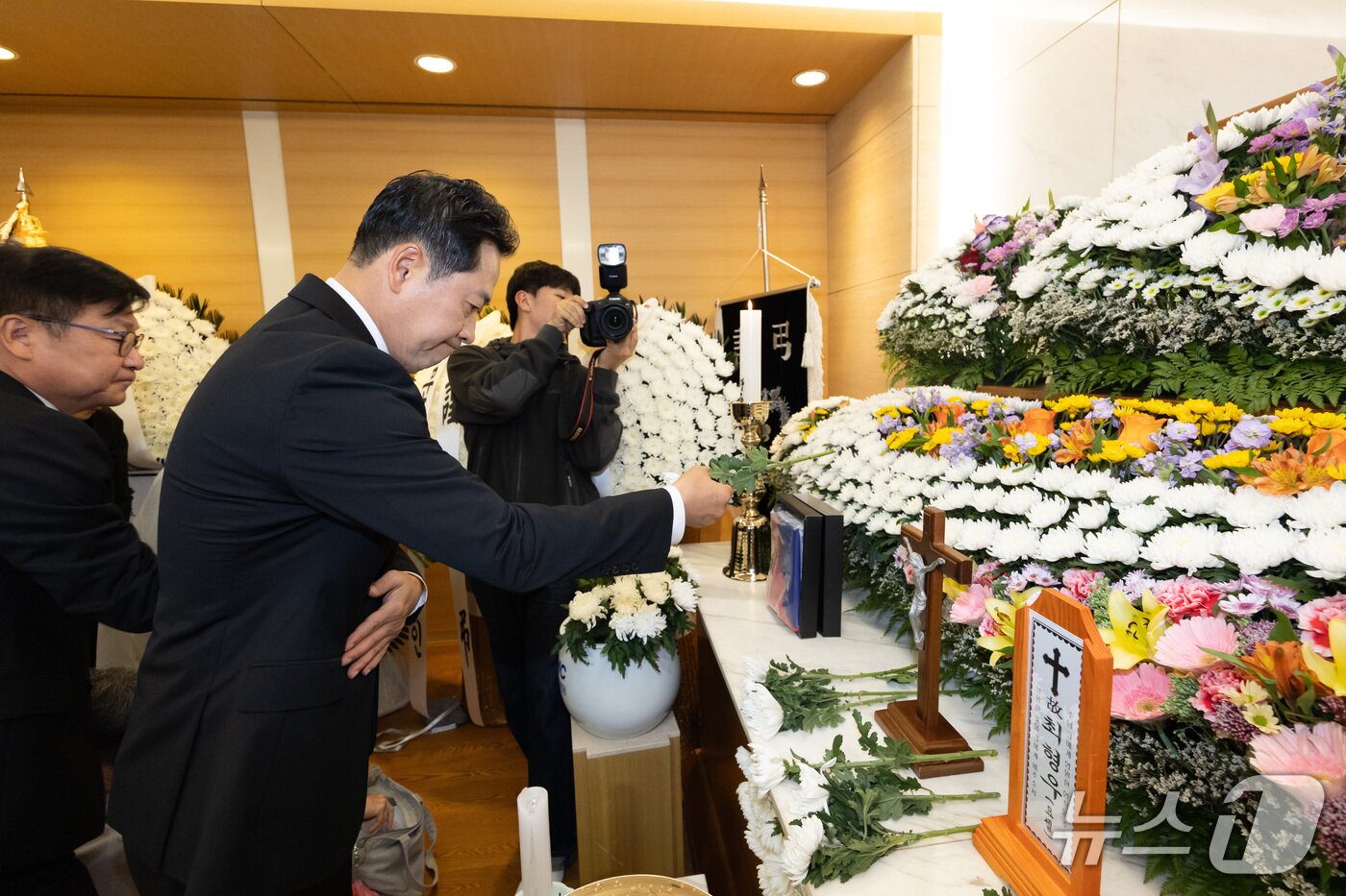 본문 이미지 - 장동혁 국민의힘 대표와 정점식 원내대표가 25일 서울 강남구 삼성서울병원 장례식장에 마련된 최형우 전 내무부 장관의 빈소에 조문을 하고 있다. (공동취재) 2026.10.25 ⓒ 뉴스1 박정호 기자