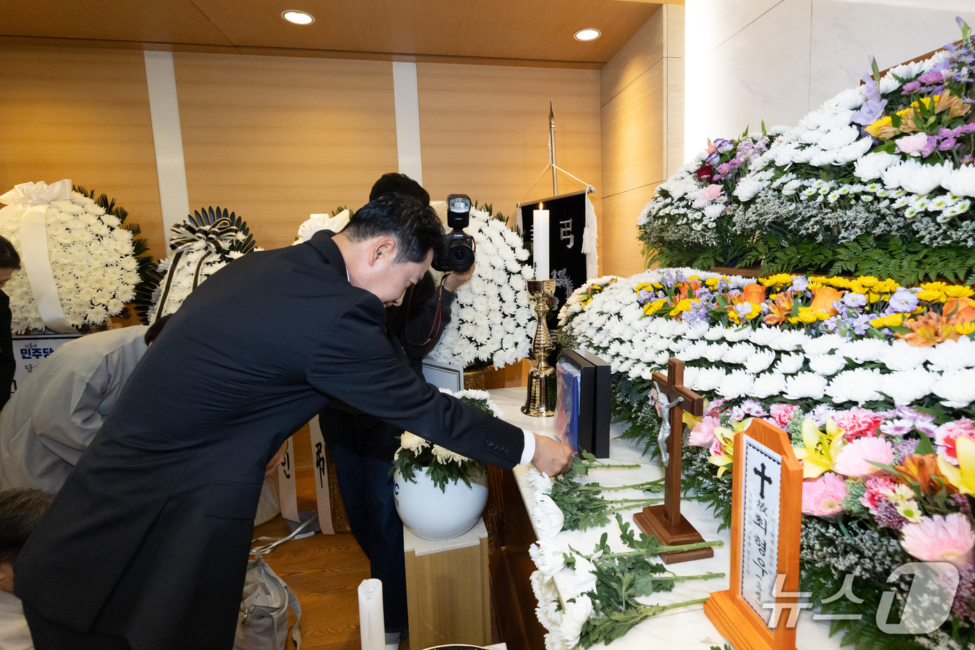 (서울=뉴스1) 박정호 기자 = 장동혁 국민의힘 대표와 정점식 원내대표가 25일 서울 강남구 삼성서울병원 장례식장에 마련된 최형우 전 내무부 장관의 빈소에 조문을 하고 있다. (공 …