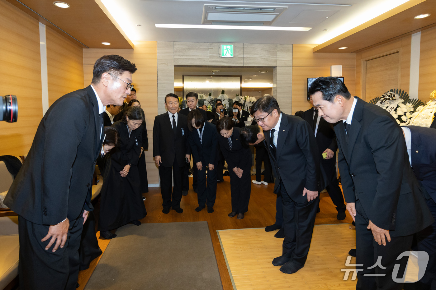 (서울=뉴스1) 박정호 기자 = 장동혁 국민의힘 대표와 정점식 원내대표가 25일 서울 강남구 삼성서울병원 장례식장에 마련된 최형우 전 내무부 장관의 빈소에서 조문을 마친 후 유족과 …
