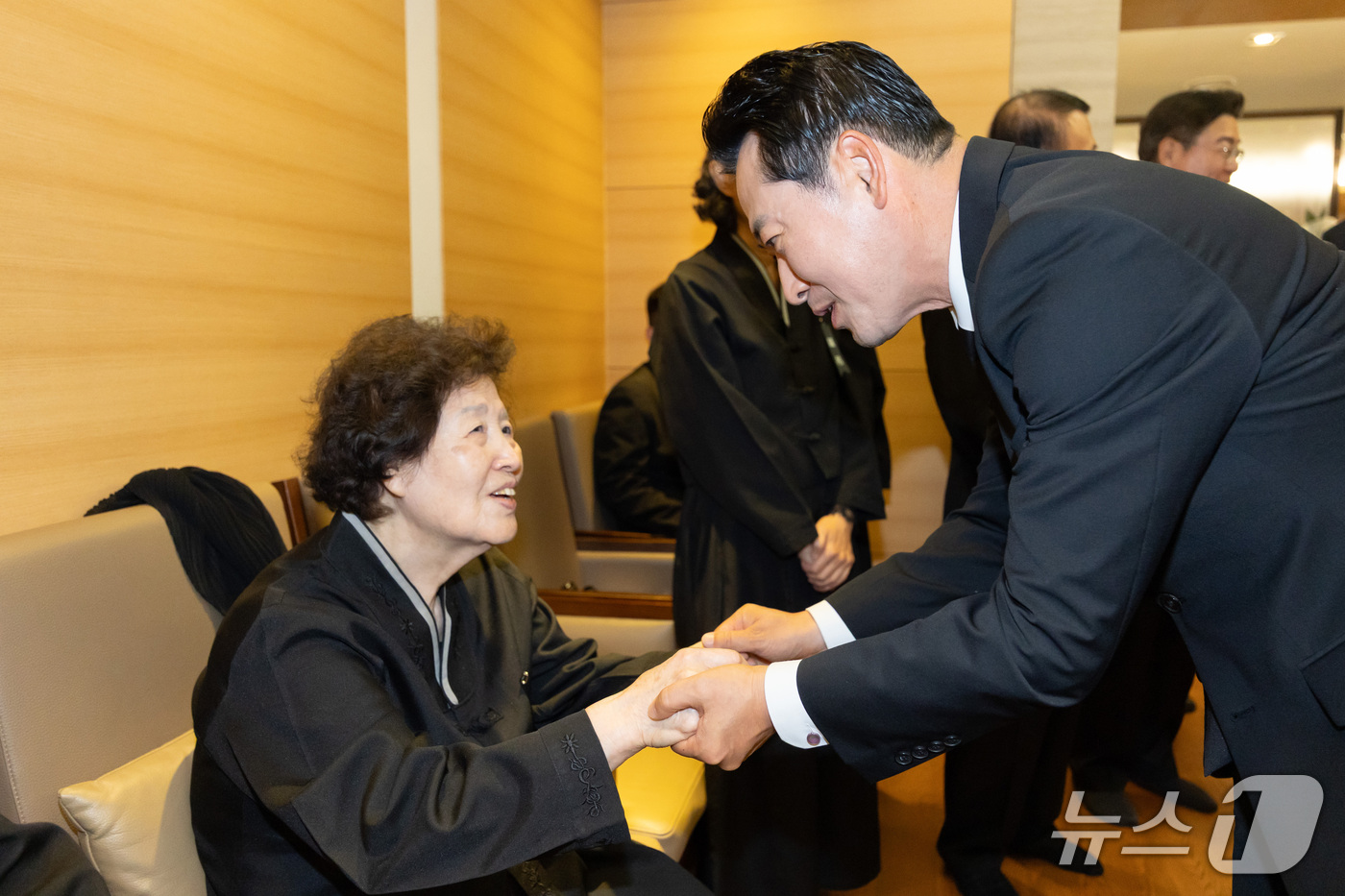 (서울=뉴스1) 박정호 기자 = 장동혁 국민의힘 대표와 정점식 원내대표가 25일 서울 강남구 삼성서울병원 장례식장에 마련된 최형우 전 내무부 장관의 빈소를 조문한 뒤 유족을 위로하 …