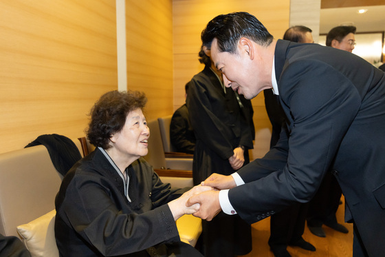 최형우 전 장관 유족 위로하는 장동혁