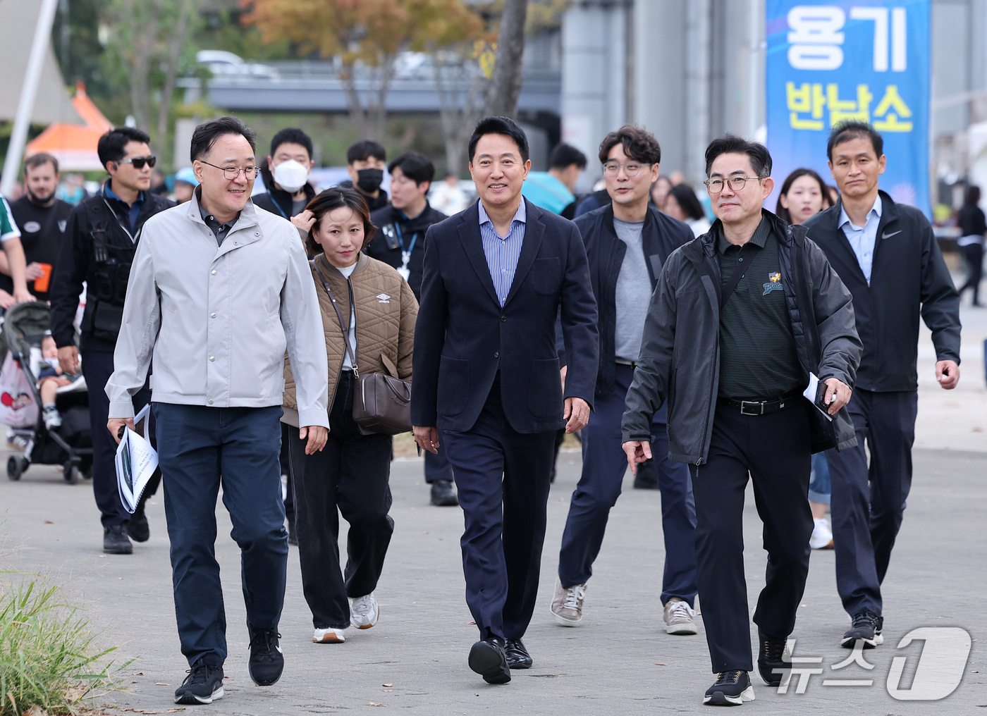 (서울=뉴스1) 김성진 기자 = 오세훈 서울시장이 25일 서울 서초구 잠수교를 찾아 잠수교 보행전용교 전환 현장점검을 하기 위해 이동하고 있다. 2026.10.25/뉴스1