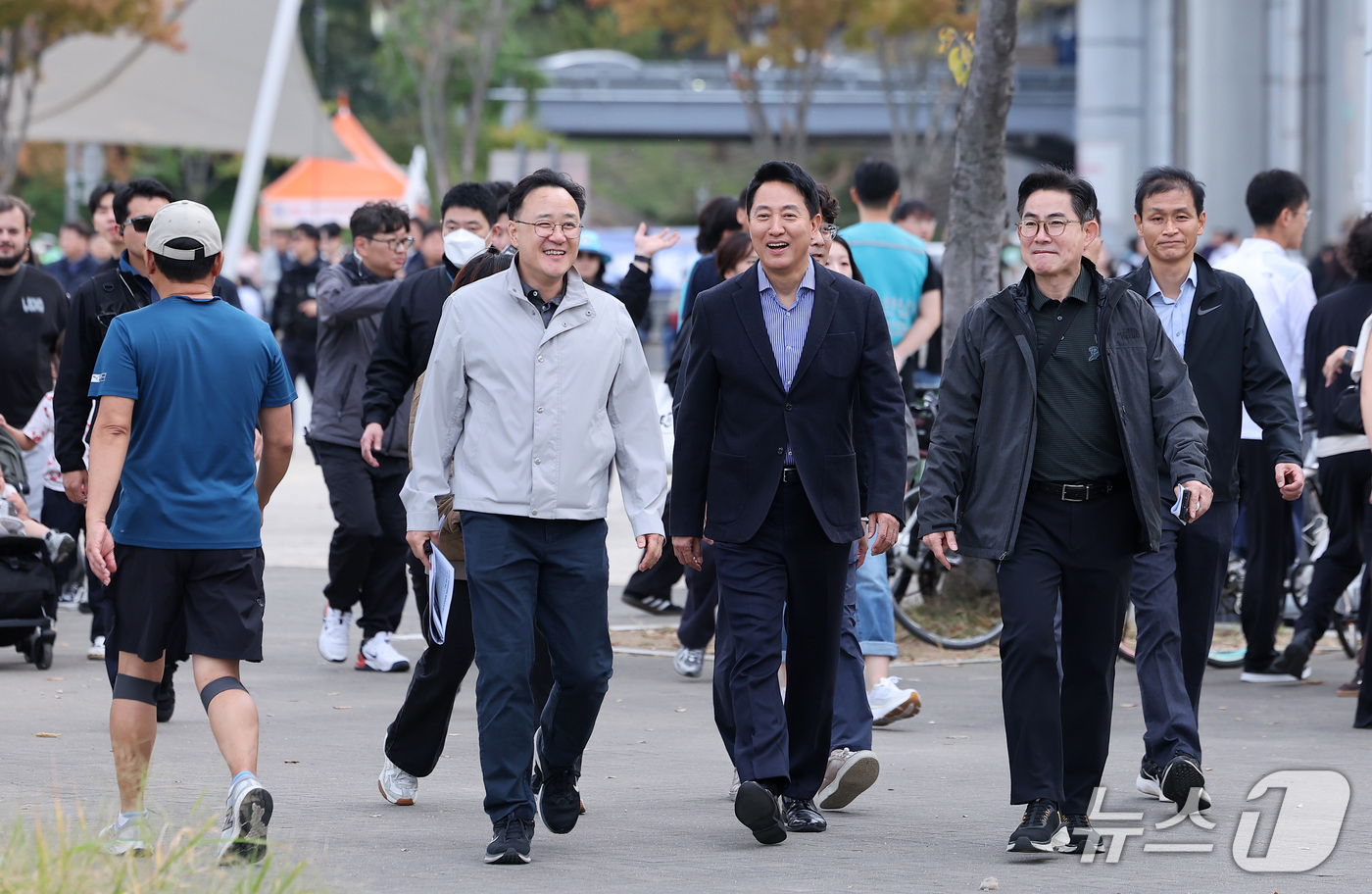 (서울=뉴스1) 김성진 기자 = 오세훈 서울시장이 25일 서울 서초구 잠수교를 찾아 잠수교 보행전용교 전환 현장점검을 하기 위해 이동하고 있다. 2026.10.25/뉴스1