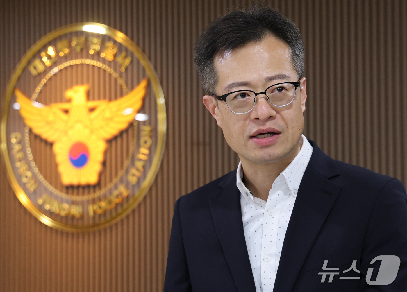 (대전=뉴스1) 김기태 기자 = 배인호 대전중부경찰서 형사과장이 25일 대전 중구 중앙로 중부경찰서에서 옛 연인 스토킹 살해 40대 남성 검거에 대해 브리핑을 하고 있다. 2026 …