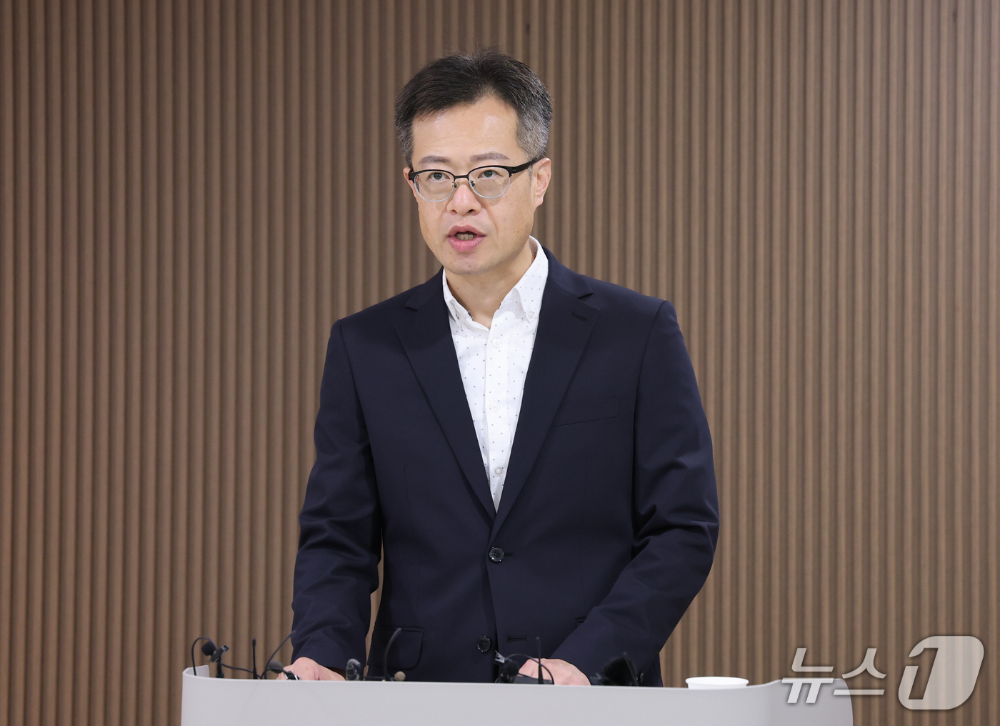 (대전=뉴스1) 김기태 기자 = 배인호 대전중부경찰서 형사과장이 25일 대전 중구 중앙로 중부경찰서에서 옛 연인 스토킹 살해 40대 남성 검거에 대해 브리핑을 하고 있다. 2026 …
