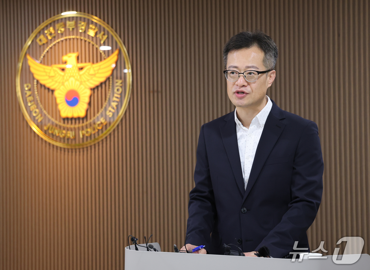 (대전=뉴스1) 김기태 기자 = 배인호 대전중부경찰서 형사과장이 25일 대전 중구 중앙로 중부경찰서에서 옛 연인 스토킹 살해 40대 남성 검거에 대해 브리핑을 하고 있다. 2026 …