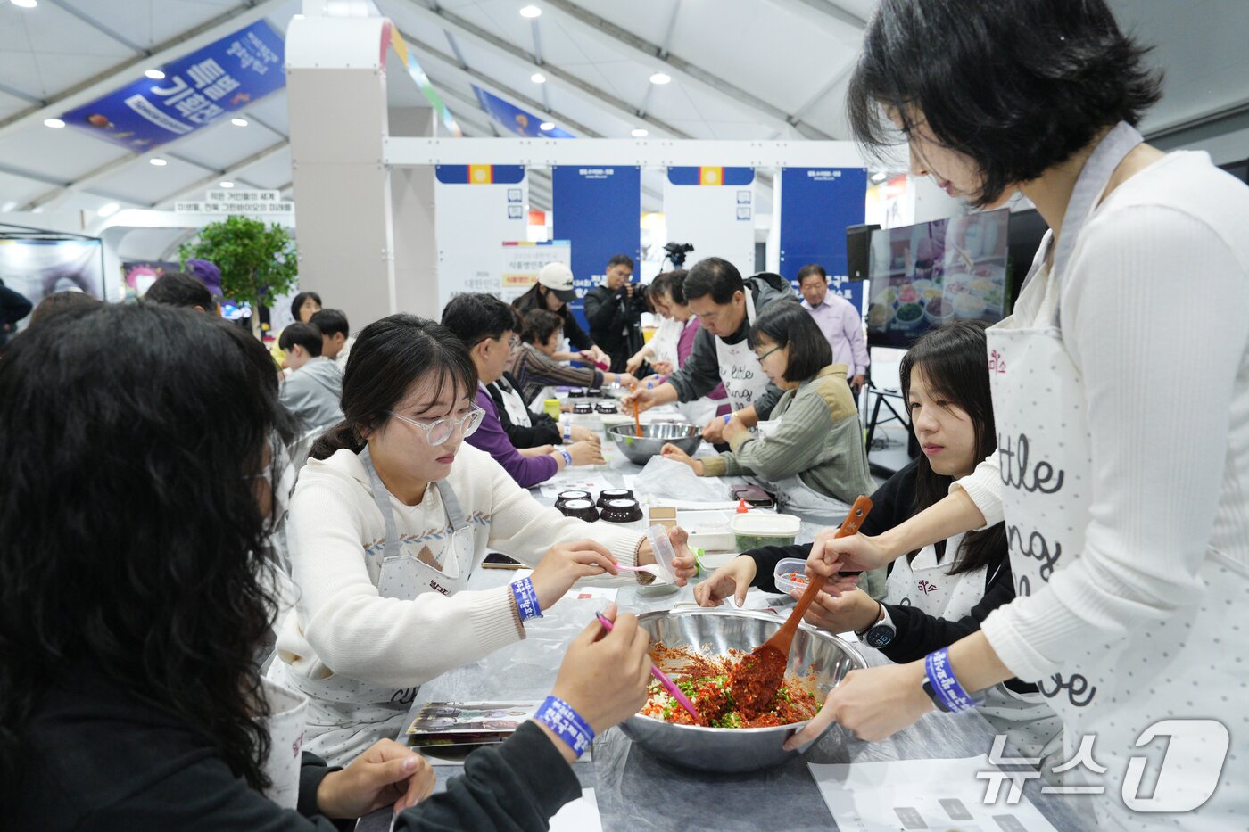 본문 이미지 - '발효, K-FOOD의 미래'를 슬로건으로 지난 22일부터 전주월드컵경기장 일원에서 개최되고 있는 '제24회 전주국제발효식품엑스포(IFF 2026)'가 성황리를 이루고 있다.(전북바이오융합산업진흥원 제공. 재판매 및 DB 금지)2026.10.25/뉴스1