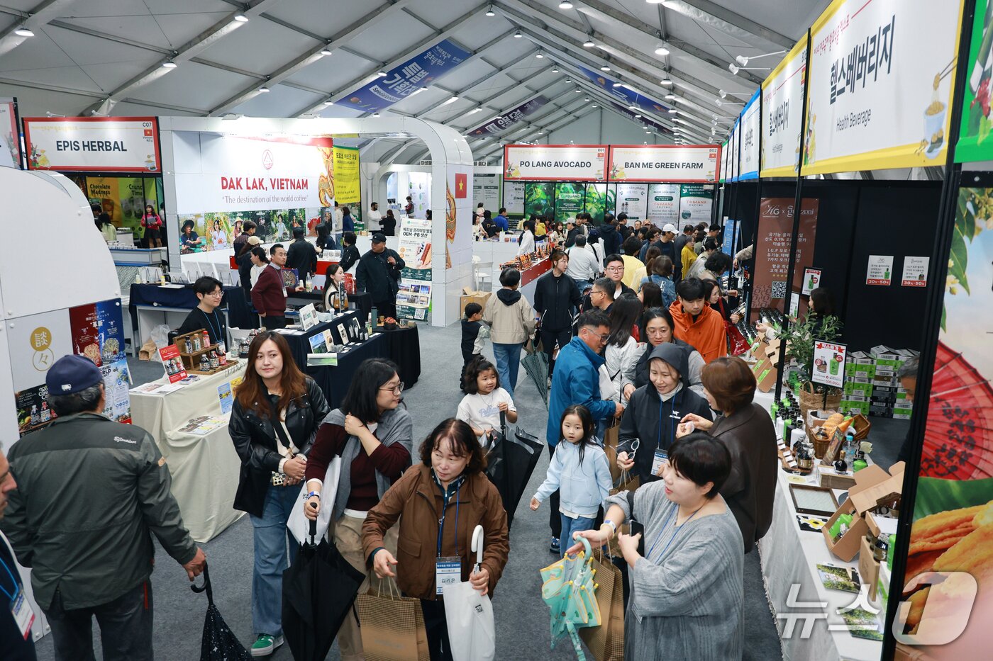 본문 이미지 - '발효, K-FOOD의 미래'를 슬로건으로 지난 22일부터 전주월드컵경기장 일원에서 개최되고 있는 '제24회 전주국제발효식품엑스포(IFF 2026)'가 성황리를 이루고 있다.(전북바이오융합산업진흥원 제공. 재판매 및 DB 금지)2026.10.25/뉴스1