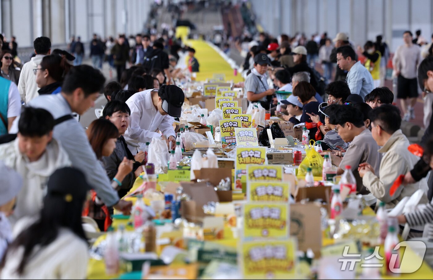 본문 이미지 - 25일 서울 서초구 잠수교에서 '2026 차 없는 잠수교 뚜벅뚜벅 축제'의 마지막 행사인 '잠수교 치킨데이'가 열리고 있다. 이번 행사는 잠수교의 보행전용교 조성을 앞두고 마련됐다. 2026.10.25 ⓒ 뉴스1 김성진 기자