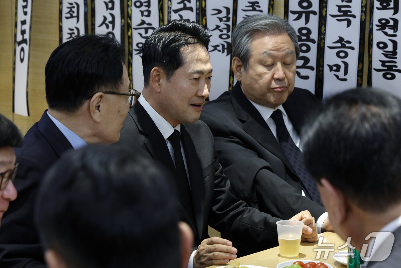 본문 이미지 - 국민의힘 장동혁 대표가 25일 오후 서울시 강남구 양재대로 삼성서울병원 장례식장에 마련된 김영삼 전 대통령 최측근이자 상도동계 핵심 인사인 최형우 전 내무부 장관 빈소를 찾아 조문을 마친 뒤 김무성 전 새누리당 대표 등과 대화를 나누고 있다. 2026.10.25 ⓒ 뉴스1 박정호 기자