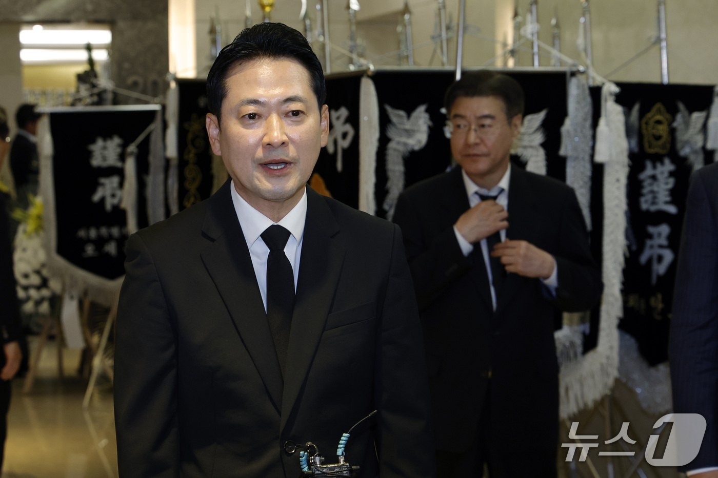 (서울=뉴스1) 박정호 기자 = 국민의힘 장동혁 대표가 25일 오후 서울시 강남구 양재대로 삼성서울병원 장례식장에 마련된 김영삼 전 대통령 최측근이자 상도동계 핵심 인사인 최형우 …