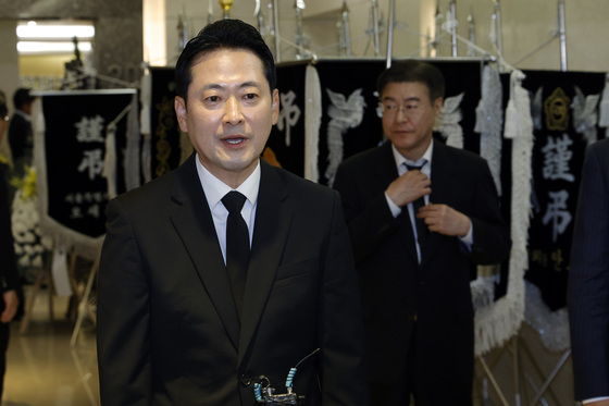 취재진 질문에 답하는 장동혁 대표