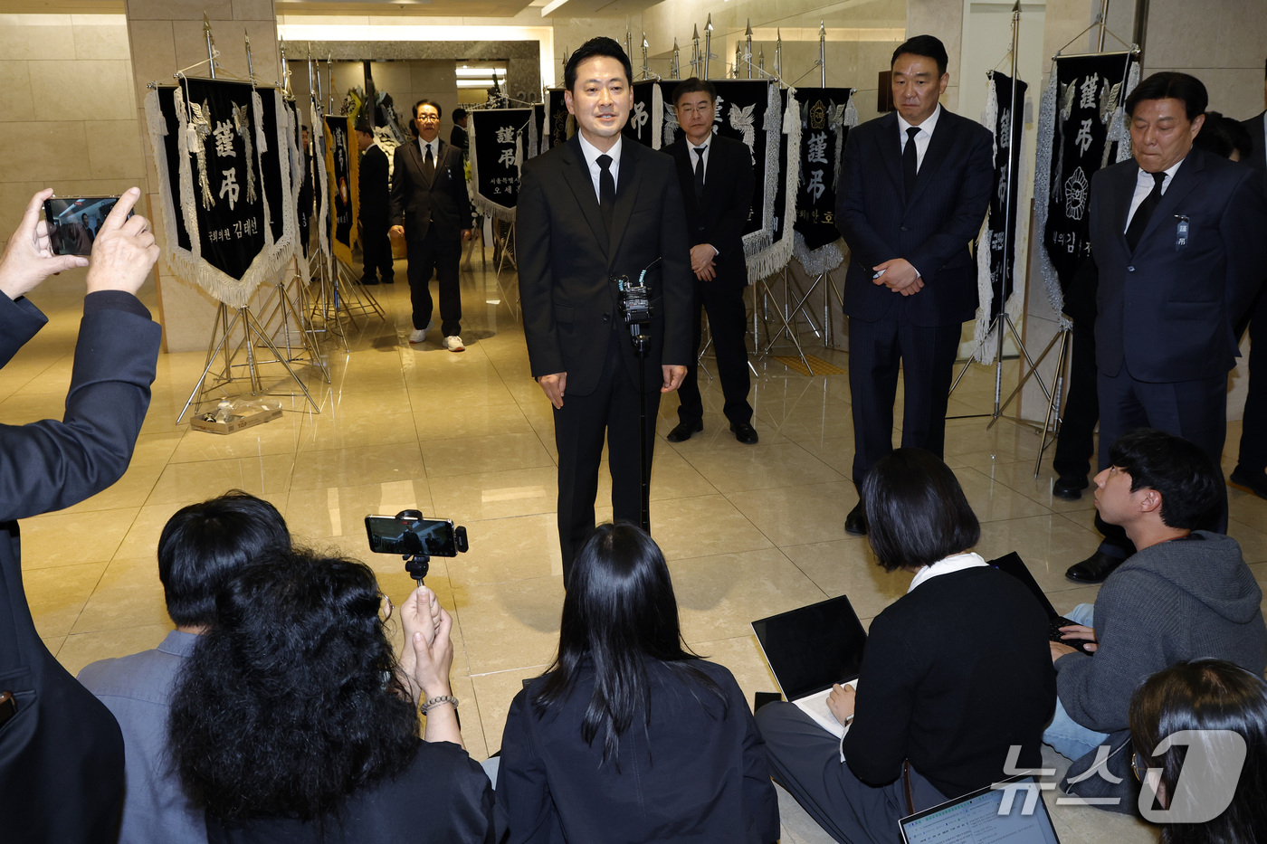 (서울=뉴스1) 박정호 기자 = 국민의힘 장동혁 대표가 25일 오후 서울시 강남구 양재대로 삼성서울병원 장례식장에 마련된 김영삼 전 대통령 최측근이자 상도동계 핵심 인사인 최형우 …